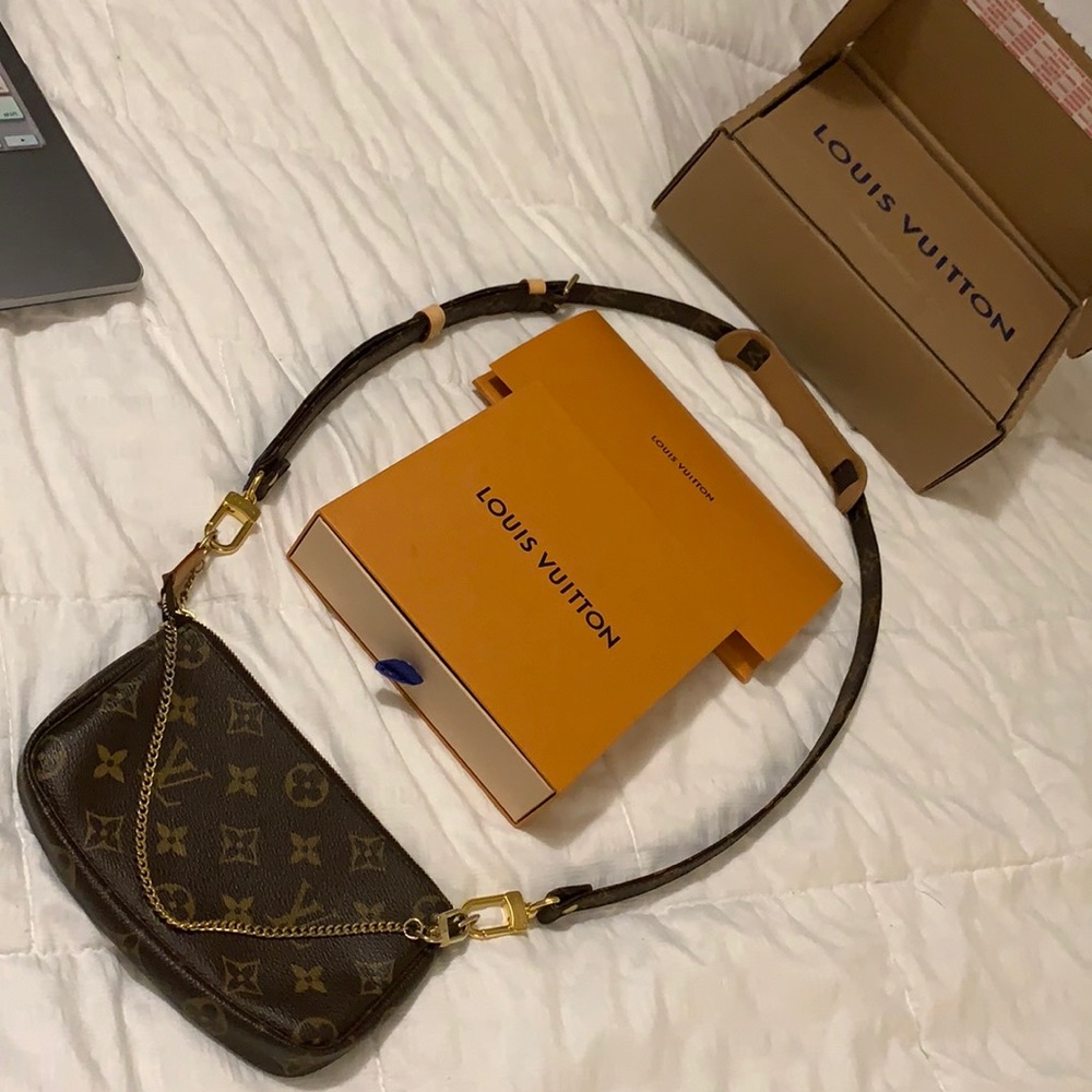Beautiful Rare Louis Vuitton Vintage Bucket Pochette with like new LV Strap.